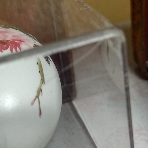 Hand Painted Eggshells Made In Taiwan - Picture 4 of 5